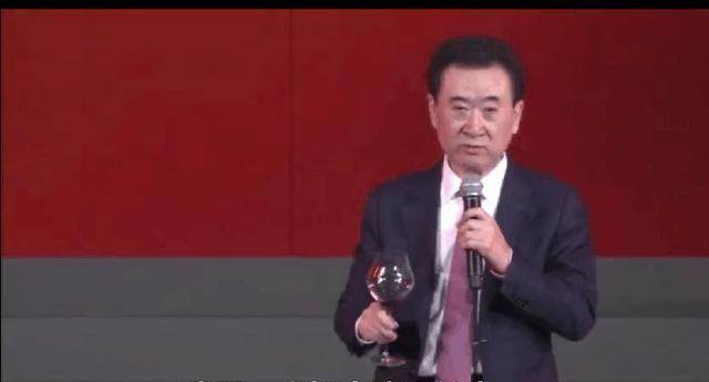 爱国王健林落泪,年会中热泪盈眶,网友:他有企业