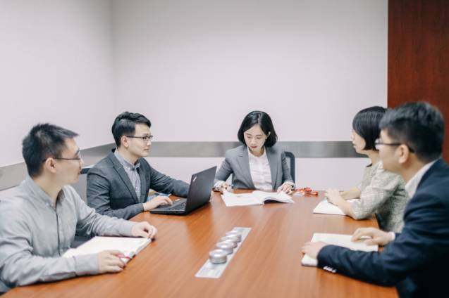 【嘉片有约】解读女基金经理的真实一天_财富