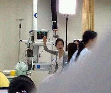 杨采钰承认与刘亦菲干爹恋情 曝刘亦菲陪干爹