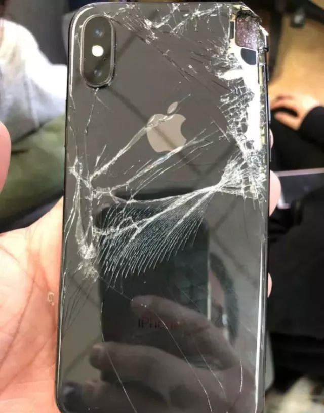iphonexsmax全球首碎一看官方维修价网友买得起修不起