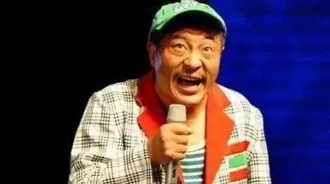 赵四模仿张嘉译的步伐,网友纷纷表示这不是缩