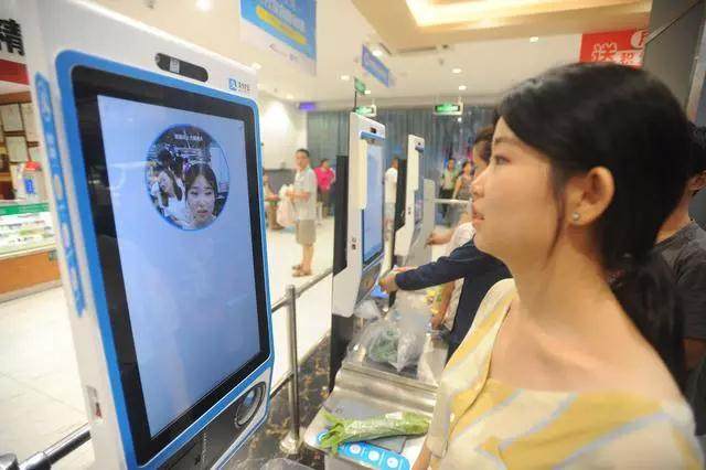 武汉超市开启刷脸买单模式,消费者称花钱没感