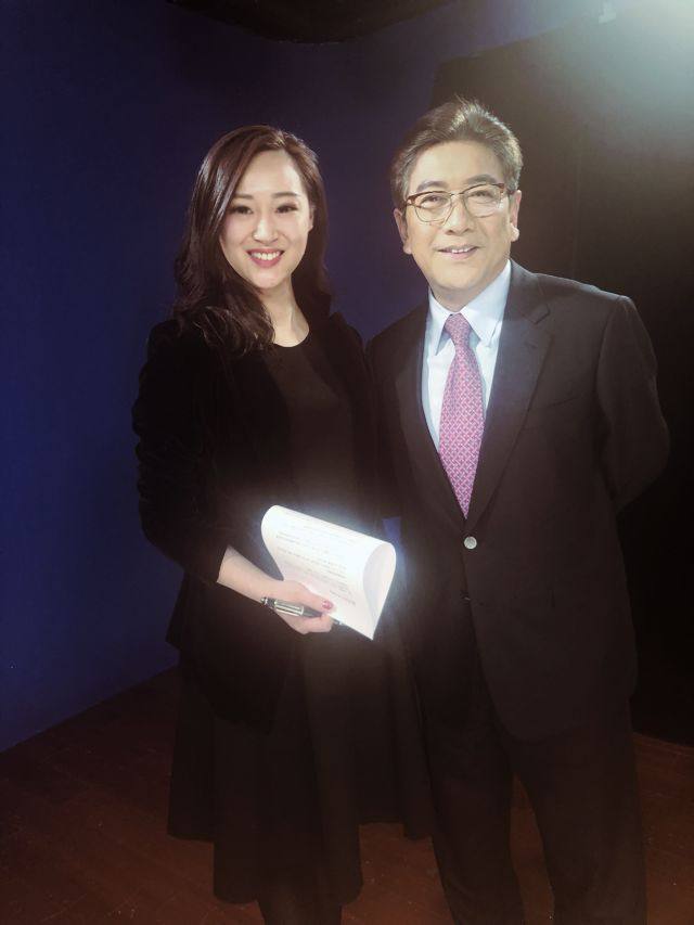 cctv证券资讯水均益专访付爱宝公司董事长夏宝平精华版