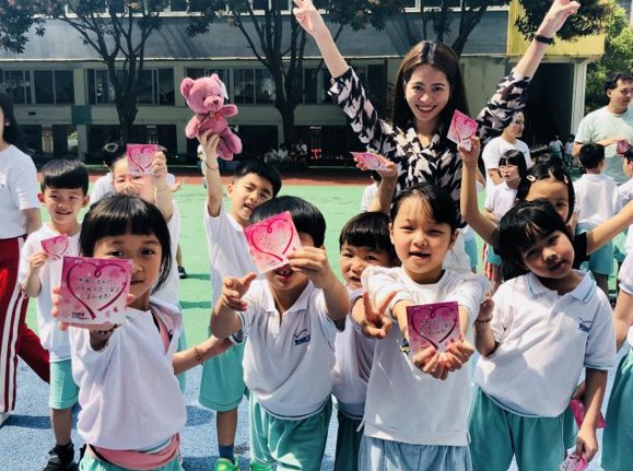 鸿坤财富以书筑梦 公益捐书为留守儿童点亮明