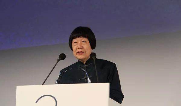 膜拜!82岁中国老人获世界大奖,领奖时一开口就