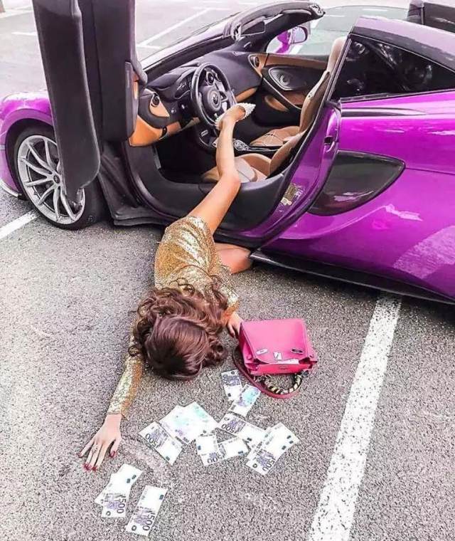 火遍全网的摔倒炫富到底是什么你们感受下