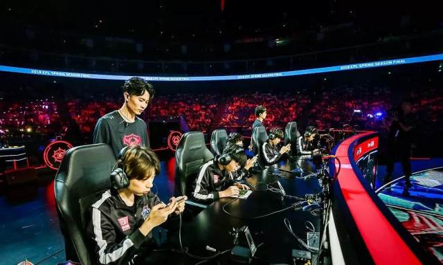 从两月回本到办卡跑路,电竞馆的贴地飞行