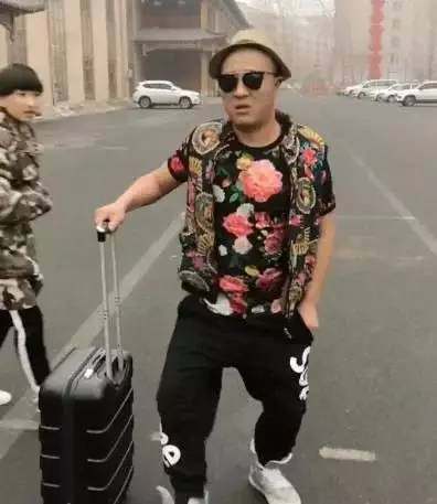 赵四模仿张嘉译的步伐,网友纷纷表示这不是缩