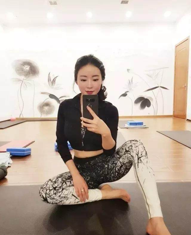 蒋娉婷曾经是重庆小姐微胖的s型身材并不能妨碍她展示瑜伽的魅力