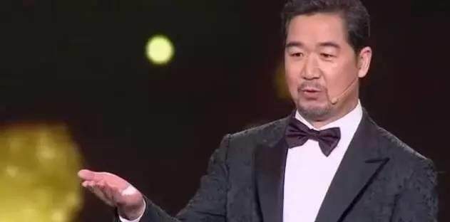 张国立调侃靳东你是真火 陈道明的广告都能挤